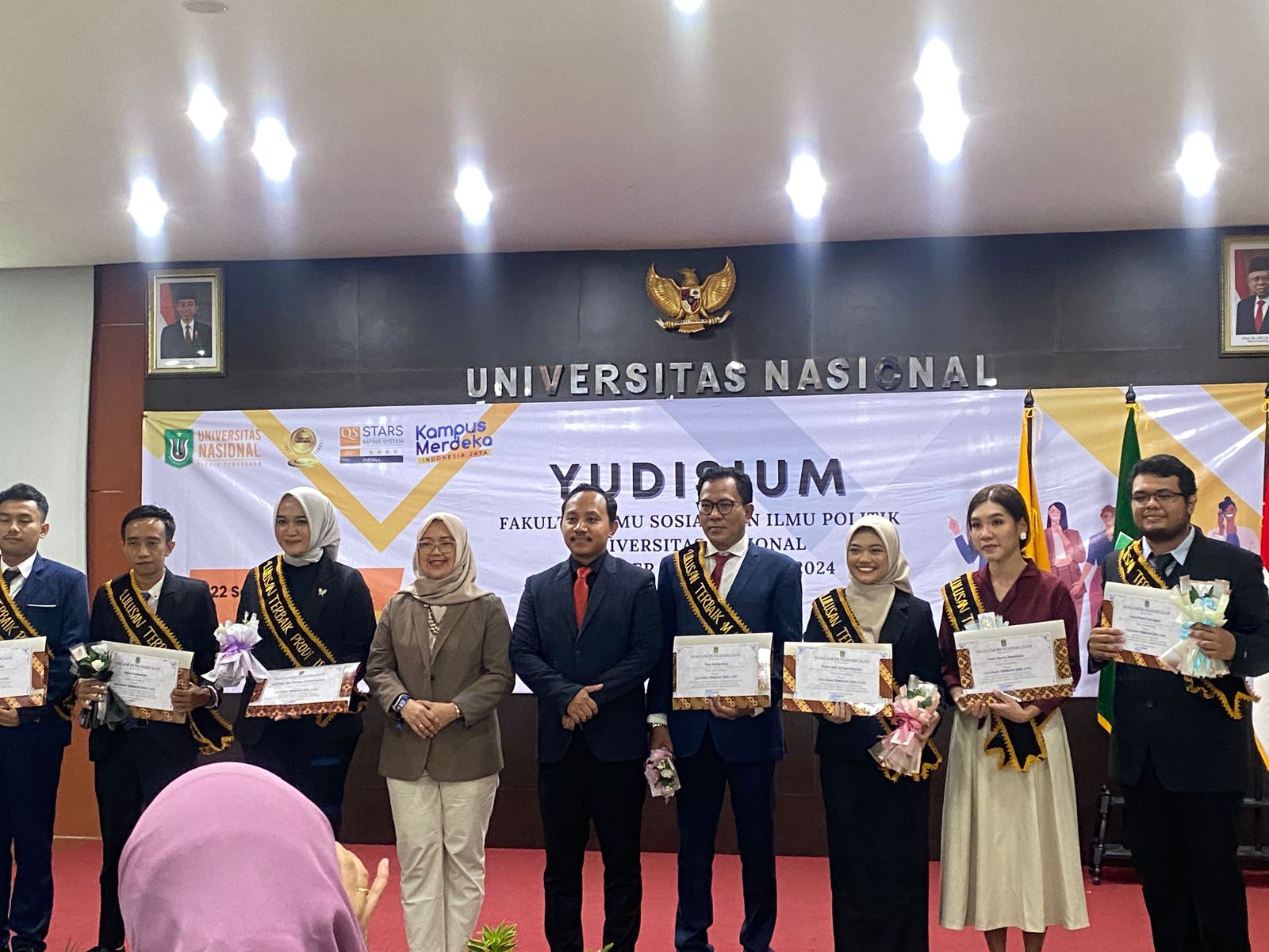 Wisudawan Terbaik Tino Rahardian Menerima Gelar Magister Administrasi Publik dari Universitas Nasional