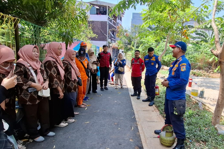 Lurah Rawa Buaya Hadiri Kegiatan Sosialiasi Damkar di Lapangan RPTRA Cempaka