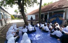 Potret Siswa SMPN 60 Bandung Terpaksa Belajar di Atas Terpal