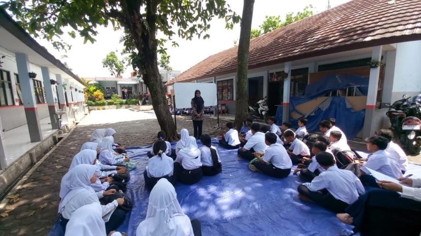 Potret Siswa SMPN 60 Bandung Terpaksa Belajar di Atas Terpal