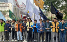 Demo BEM SI di Depan DPR RI Jakpus, Ulas 10 Tahun Kepemimpinan Jokowi