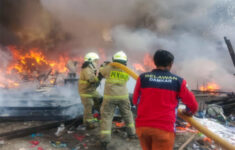 Kebakaran Pabrik Alat Kebersihan di Pulogadung, Korsleting Listrik Diduga jadi Penyebab