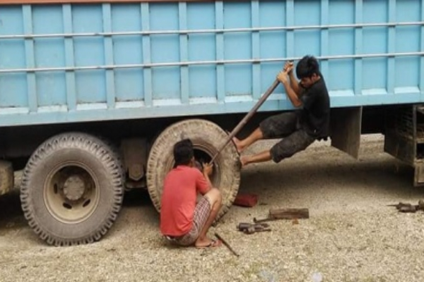 Truk Gangguan di Tol Wiyoto Wiyono Jakarta Timur, Lalu Lintas di Sekitar Rawamangun Macet Macet Parah