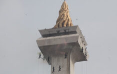 Teknik Rappelling Prajurit Kopassus Tampil Memukau dalam Gladi Bersih HUT ke-79 TNI di Monas, Jakarta Pusat