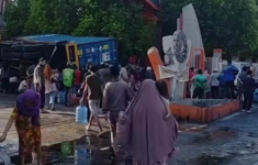 Truk Kontainer Bawa Minyak Goreng Kecelakaan Di Depan UNM