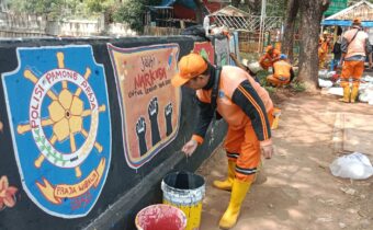 Kasie Ekbang Rawa Buaya Pantau Langsung Penataan Taman di RW 10 Rawa Buaya