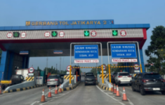 Truk Tabrak Gerbang Tol Jatikarya