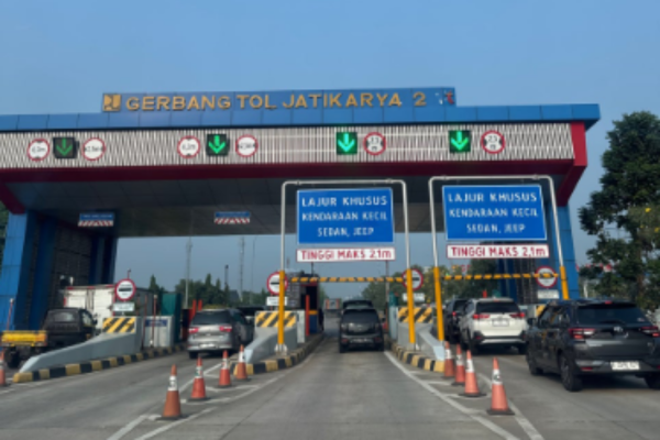 Truk Tabrak Gerbang Tol Jatikarya