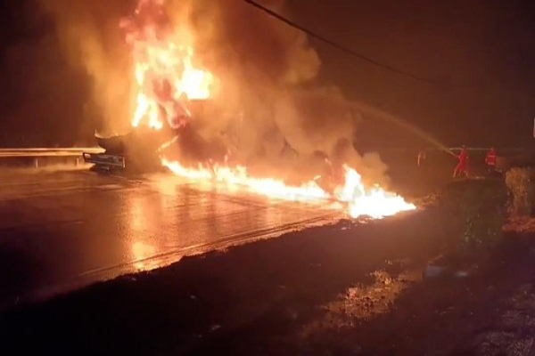 Tanki Terbakar di Tol Lingkar Luar Jakarta Barat, Diduga Ada Percikan Api dari Ban Pecah