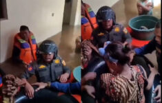 Satpol PP Bantu Evakuasi Ibu dan Balita Korban Banjir di Kampung Melayu, Jakarta Timur
