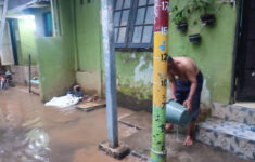 Banjir di Kampung Melayu Surut, Warga Segera Bersih-bersih Rumah