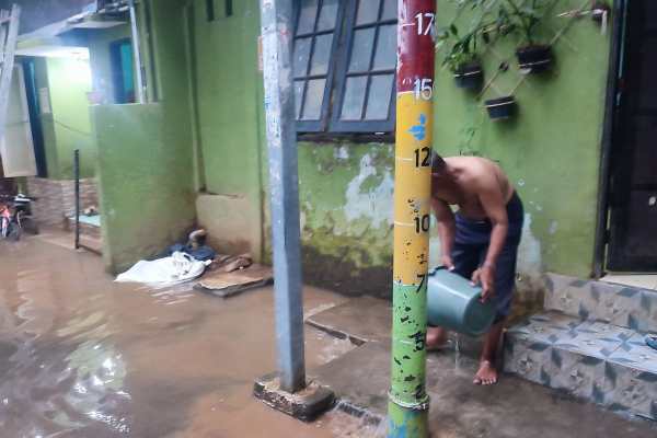 Banjir di Kampung Melayu Surut, Warga Segera Bersih-bersih Rumah