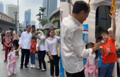 Jokowi Keliling Jakarta Naik MRT, Unggah Momen Bahagia di Medsos Bareng Keluarga