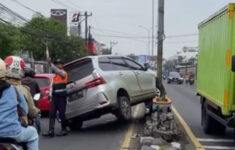 Kecelakaan Mobil di Bekasi, Mobil Tabrak Pembatas Jalan Hingga Setengah Terbalik