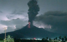 Gunung Lewotobi Laki-Laki Meletus