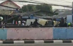 Truk Terbalik DI Flyover Pesing