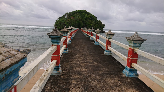 Pantai Balekambang