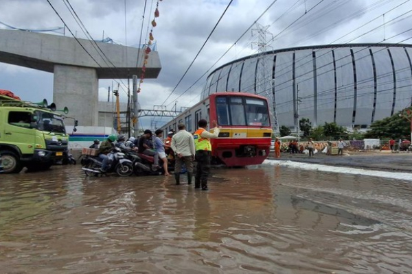 Banjir Rob Genangi Sekitar JIS Jakarta Utara, Perlintasan Rel Kereta Api Ikut Jadi Korban