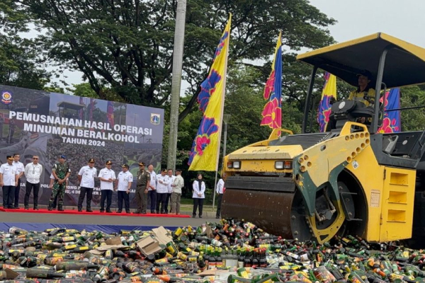 Musnahkan 9.712 Botol Miras Ilegal di Monas, Jakarta Barat Disebut Paling Banyak