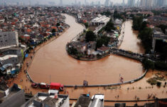 Dampak Banjir Jakarta 2020 Lumpuhkan Jabodetabek, Hujan Berturut-turut Listrik Mati