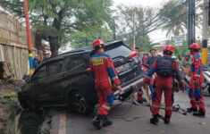 Gegara Terlalu Minggir 1 Mobil Terperosok ke Parit di Jalan Tipar Jakut, Lalu Lintas Terpantau Padat