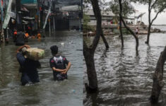 Banjir Rob Kembali Rendam Kawasan Muara Angke, Warga Sulit Beraktivitas Akibat Genangan Lebih Besar