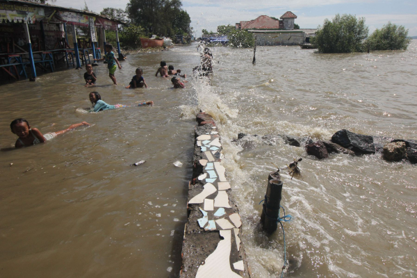 Banjir Rob di Pluit Mulai Surut, Aktivitas Warga Segera Normal Kembali