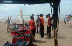 Santri Asal Tangerang Hilang Terseret Ombak di Pantai Banten, Polisi Masih Lakukan Pencarian Korban