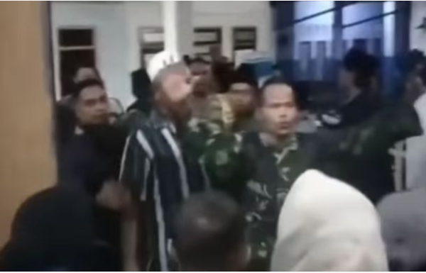 Balai Desa Rebalas Didemo Warga