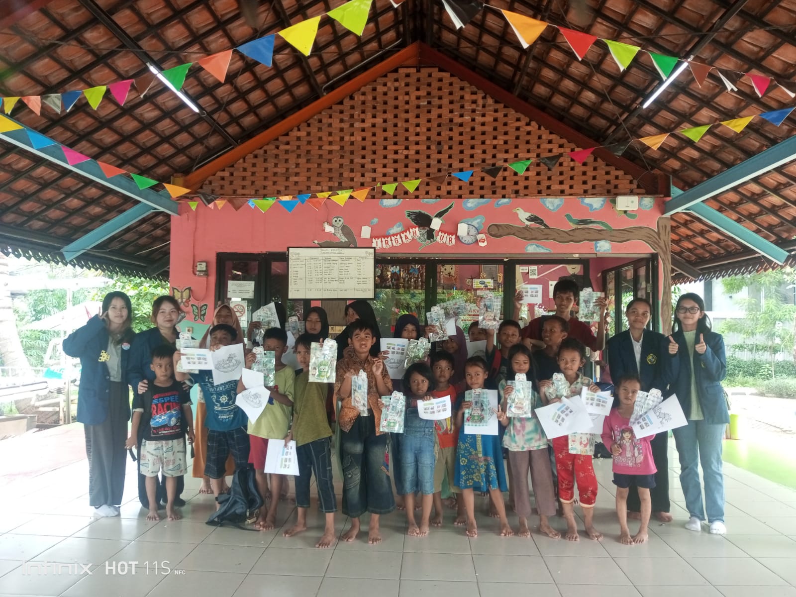 Mahasiswa UKRIDA Ajarkan Bahasa Inggris Sederhana di RPTRA Carina Sayang