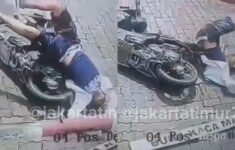 Detik-detik Aksi Pencurian Motor di Bekasi Gagal Total, Petugas Keamanan Tutup Palang Pintu Bikin Maling Terjungkal