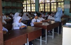 Kunci Jawaban Bahasa Inggris Kelas 9 Halaman 166 Kurikulum Merdeka Worksheet 3.9, Andre and Princess Suripit, Lengkap