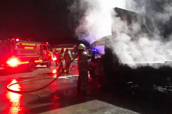 Kecelakaan di Gerbang Tol Ciawi: 8 Tewas, 3 Kendaraan Hangus Terbakar