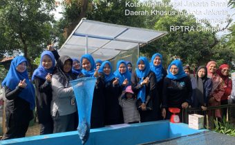 Kasie Kesra Rawa Buaya Panen Serentak Se-Kota Administrasi Jakarta Barat di RPTRA Cempaka