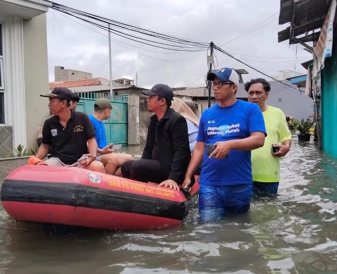 Banjir Merendam Kelurahan Rawa Buaya, Warga Mengungsi ke Posko Darurat