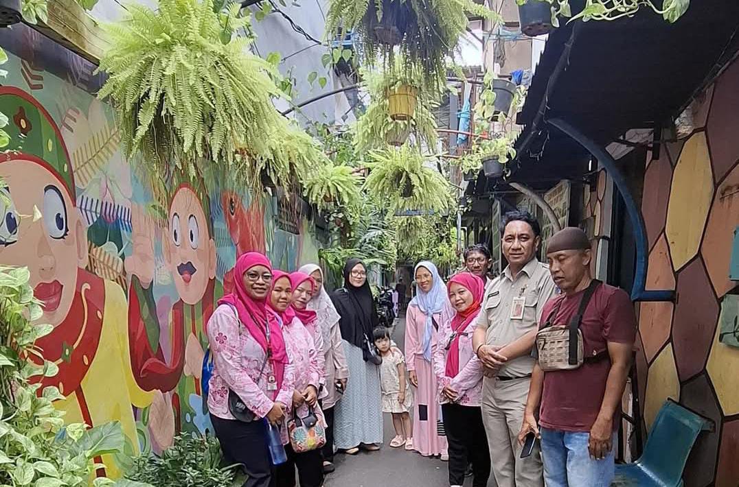 Tim PKK dan Pengelola RPTRA Fasil III Rawa Buaya Lakukan Studi Banding ke Kampung Warna-Warni Tambora