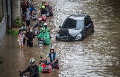 Banjir Jakarta Rendam 77 RT, Ratusan Warga Harus Mengungsi dan 5 Ruas Jalan Tergenang Air