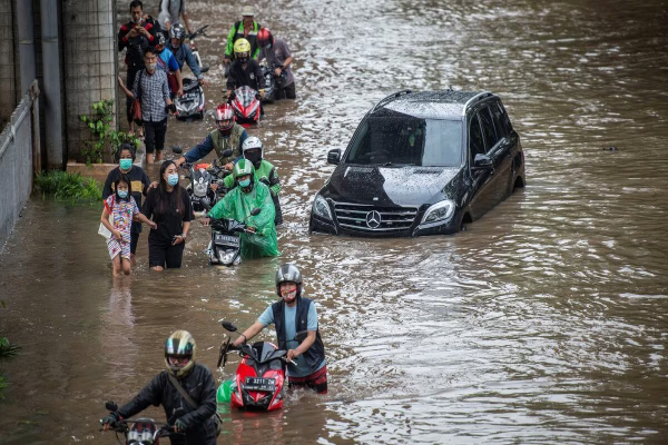 Banjir Jakarta Rendam 77 RT, Ratusan Warga Harus Mengungsi dan 5 Ruas Jalan Tergenang Air