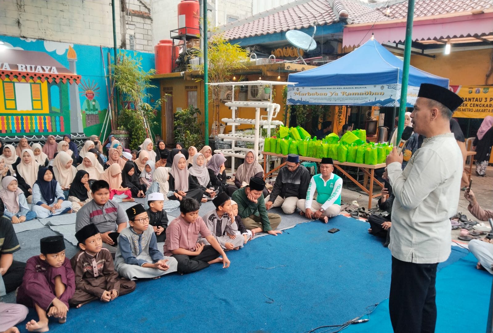 Warga Kelurahan Rawa Buaya Berikan Santunan Anak Istimewa dan Gelar Buka Puasa