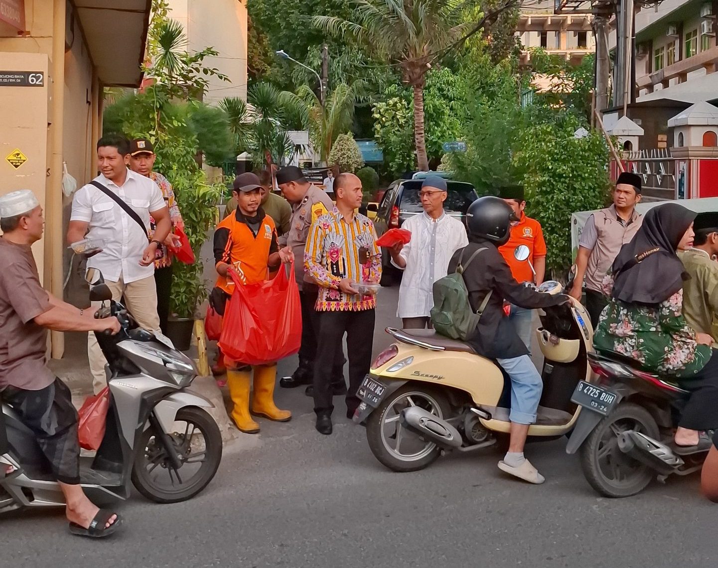 LMK Kelurahan Rawa Buaya Gelar Kegiatan Berbagi Takjil Ramadhan 1446 H