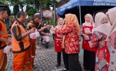 TPPKK Rawa Buaya Berbagi Takjil di Tengah Ngabuburit Warga