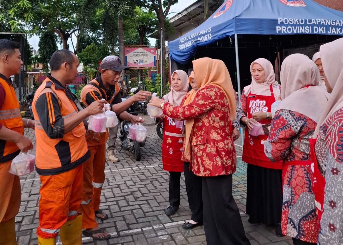 TPPKK Rawa Buaya Berbagi Takjil di Tengah Ngabuburit Warga