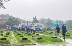 Suasana Pemakaman Suami Najwa Shihab di Tengah Hujan Deras, Sederet Tokoh Nasional Beri Penghormatan Terakhir