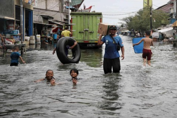 Daftar Titik Banjir Jakarta Meningkat Jadi 12 RT, Ketinggian Air Capai 120 Cm