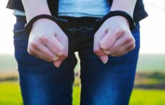 Heboh! Penemuan Jasad Wanita Terborgol di Cisauk, Warga Cium Bau Tak Sedap di Semak-Semak