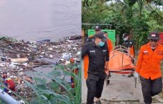 Mayat Pria di Kali Ciliwung Ditemukan Mengambang, 5 Biawak Mengitari Jasad Korban