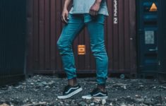10 Atasan yang Cocok dengan Skinny Jeans Pria, Bikin Penampilan Makin Stylish!