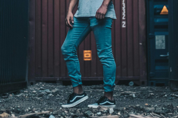 10 Atasan yang Cocok dengan Skinny Jeans Pria, Bikin Penampilan Makin Stylish!