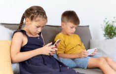 5 Cara Efektif Membantu Anak Lepas dari Ketergantungan Gawai, Nomer 4 Paling Jitu!