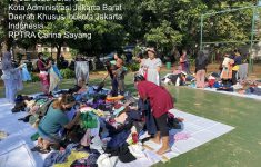 Bazar Baju Murah Meriah di RPTRA Carina Sayang Rawa Buaya Diserbu Warga